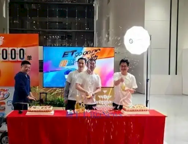 淘宝闪购举办庆功会：现场开香槟气氛爆表