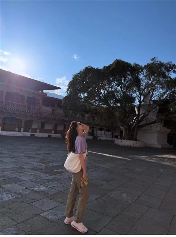 章泽天更新旅行照 大方展示纯素颜清新照