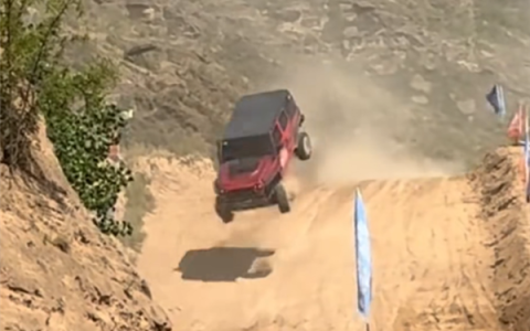 越野车参赛倒栽葱一圈半致车报废！驾驶员：多亏了小头盔