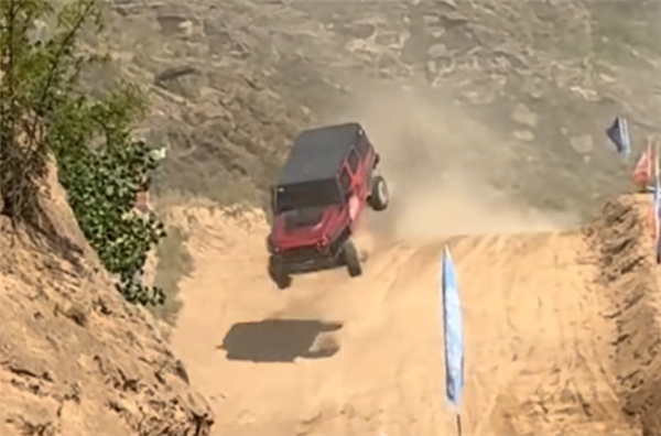 越野车参赛倒栽葱一圈半致车报废！驾驶员：多亏了小头盔