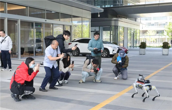 能送药、会唠嗑，这只杭州造机器狗如何“跑”进百姓生活