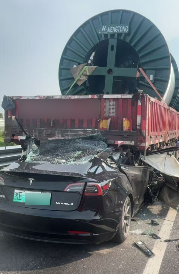 特斯拉Model 3高速追尾半挂车 特斯拉客服回应插图 特斯拉Model 3高速追尾半挂车 特斯拉客服回应