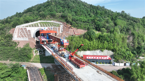 设计时速350公里！成渝中线高铁智能化重点工程玄天湖双线大桥贯通