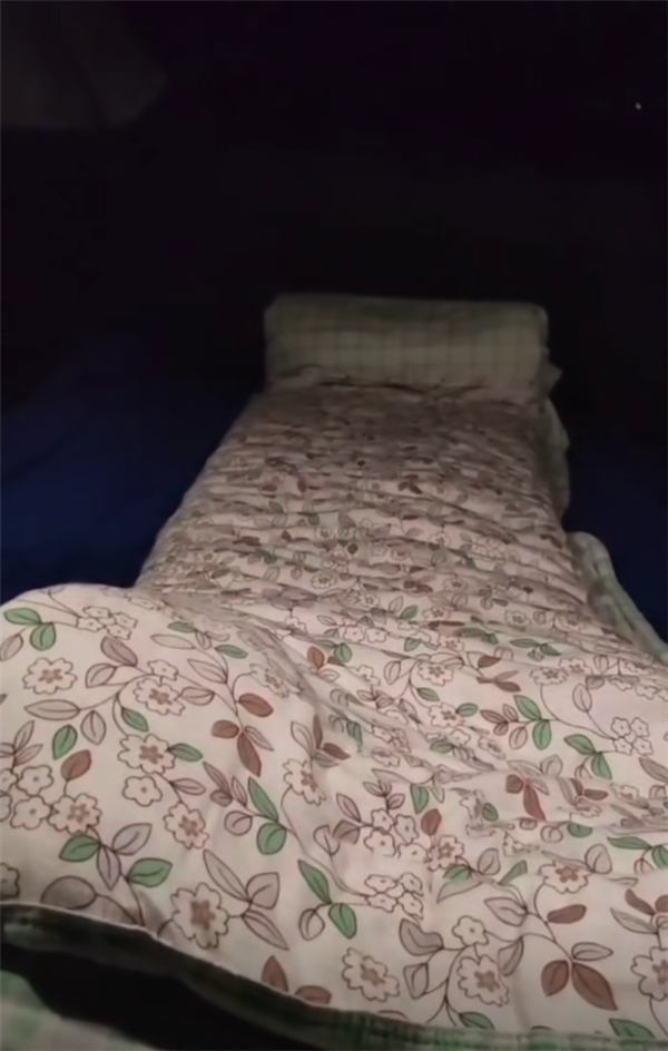 北京冰雹砸车！车主带被子连夜排队修车 4S店一开门就排了50多号