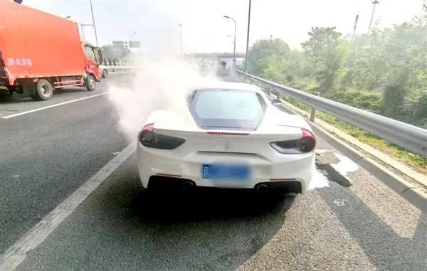 北京一法拉利行驶中突然“砰砰”两声 冒出白烟