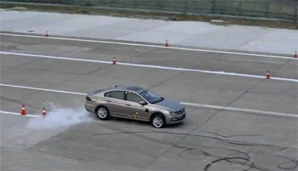 自主品牌热衷的高速爆胎测试难不难：两驱大众宝来足能应对