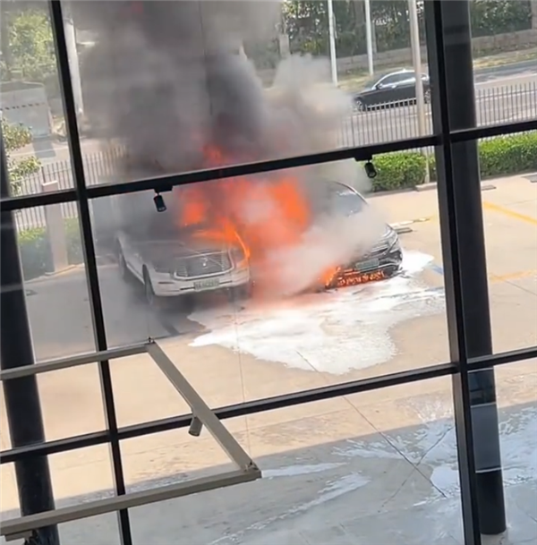 奔驰电动车4S店门口起火 坦克500跟着躺枪 双双被烧成车壳
