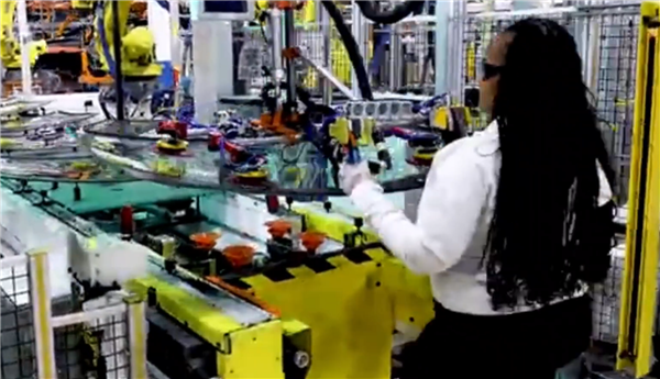 工人抡锤直接敲 道奇汽车底特律工厂生产车间曝光:网友直呼落后插图6 工人抡锤直接敲 道奇汽车底特律工厂生产车间曝光:网友直呼落后