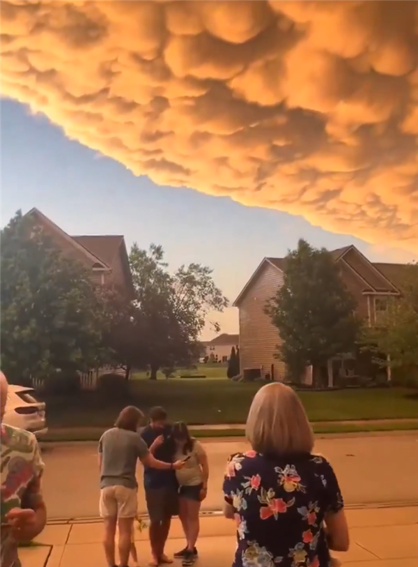 恍如末世！龙卷风过后美国一地出现乳状云：压迫感极强