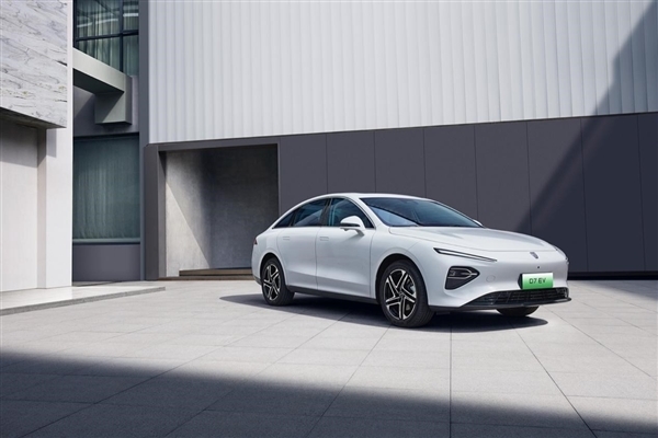 国产车价格卷疯了！车主5.98万元买下荣威D7 B级新能源轿车