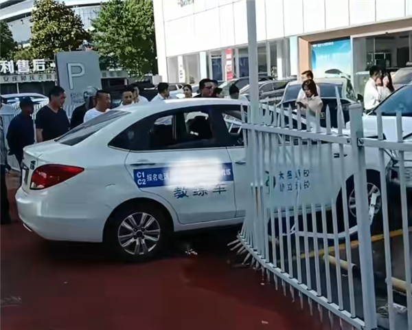 驾校学员练车失控撞翻护栏冲到4S店 网友：这是真着急买车了