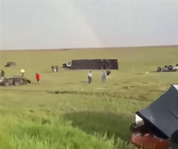 美国遭遇猛烈飓风袭击：公路上的大货车被吹烂刮报废