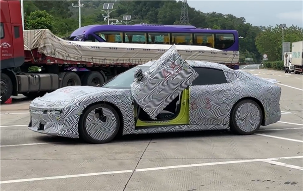 这不得卖40万！小鹏全新P7实车遭曝：剪刀门被保留