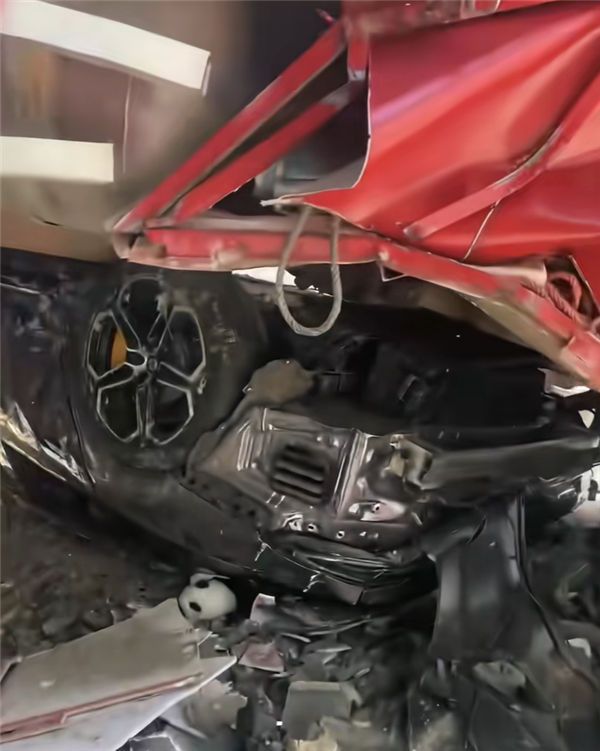 小米SU7被大货车溜车砸到车底致报废：车门能开、语音能用