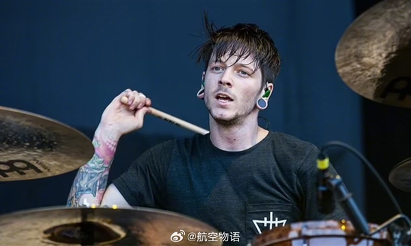 美国著名鼓手晒自家40年机龄的飞机 数小时后降落时坠毁遇难
