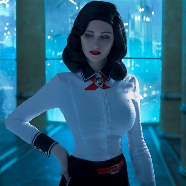 美国小姐姐Cos《黑暗之魂3》防火女 身材很吸睛