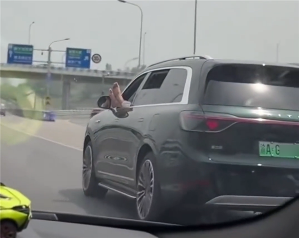 问界M9司机双脚悬窗外开车被举报 交警：已了解、正核查