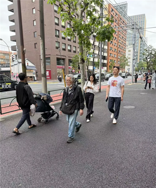 网友日本偶遇刘强东 身穿猪猪侠与京东外卖联名T恤