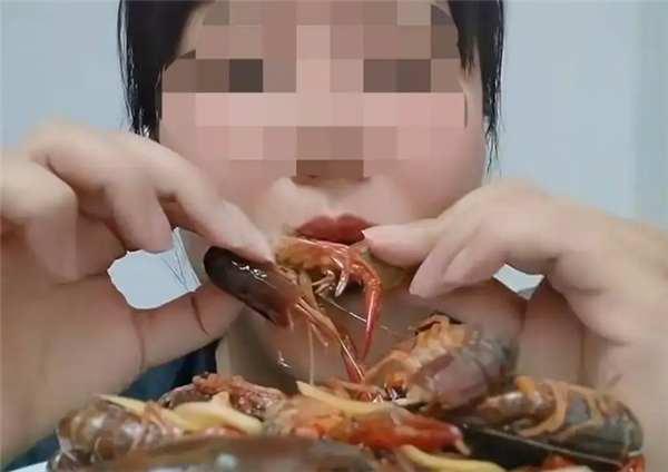 女子吃生腌小龙虾吸虾头惊呆网友 医生：虾头最毒