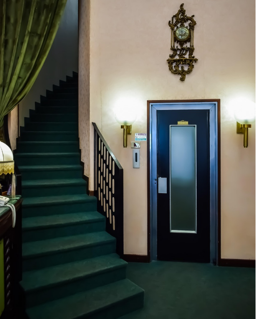 快递小哥立功！女子被困别墅电梯超30小时获救