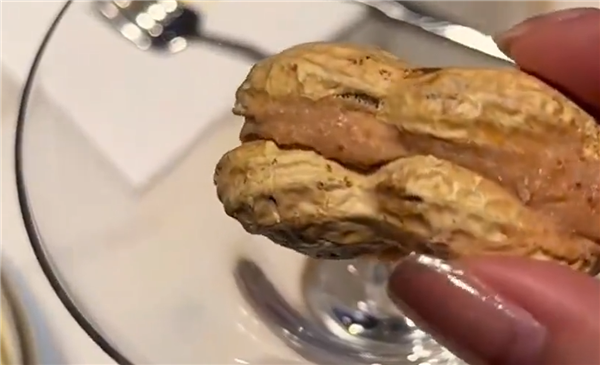 花生壳里塞冰淇淋卖28元一个 店员：没办法 意大利空运过来的