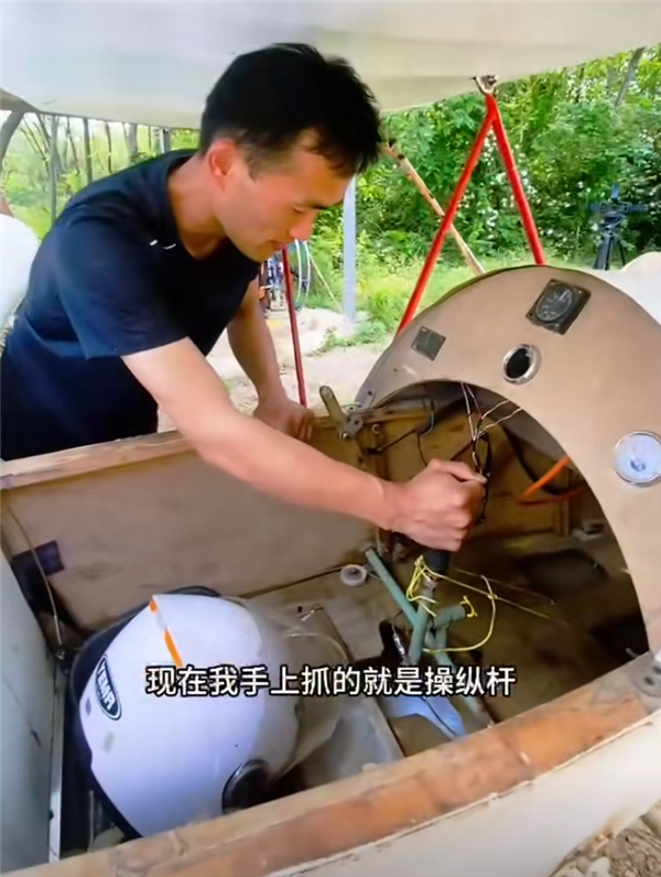 男子手搓固定翼飞机可在野地起降 总成本3万元出头