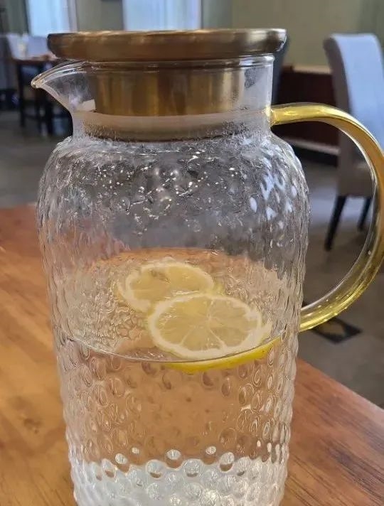 为何餐馆都在统一提供免费柠檬水啊