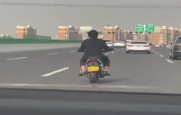 套牌摩托闯禁令上高架 司机还无证：扣28分 罚6900元