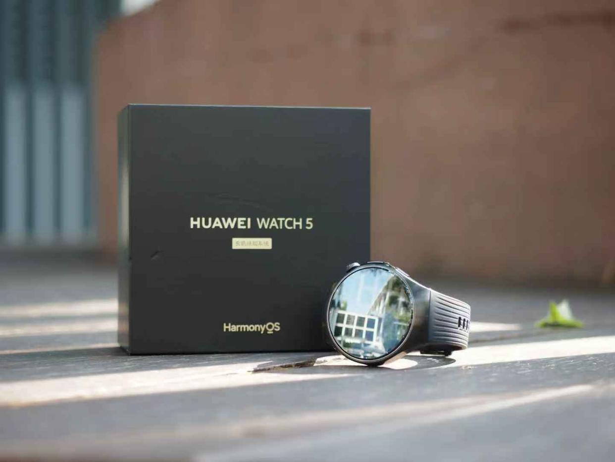 双尺寸圆表盘+X-Tap传感器! 华为WATCH 5智能手表上手体验测评