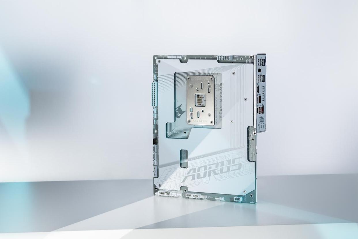 AM5首款! 技嘉X870 AORUS STEALTH ICE背插冰雕功能体验测评插图2