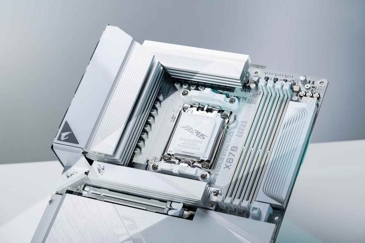 AM5首款! 技嘉X870 AORUS STEALTH ICE背插冰雕功能体验测评插图3