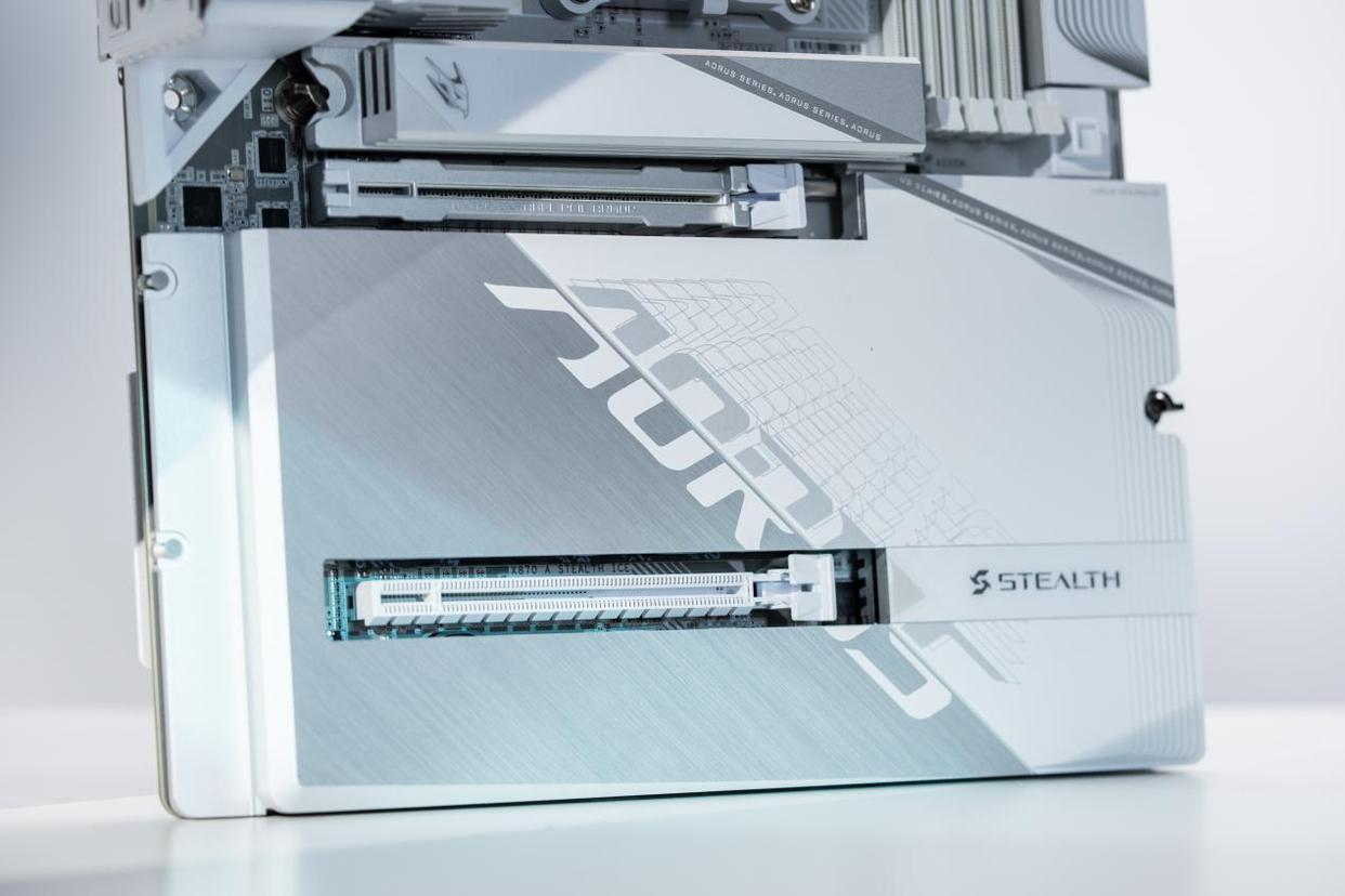 AM5首款! 技嘉X870 AORUS STEALTH ICE背插冰雕功能体验测评插图4