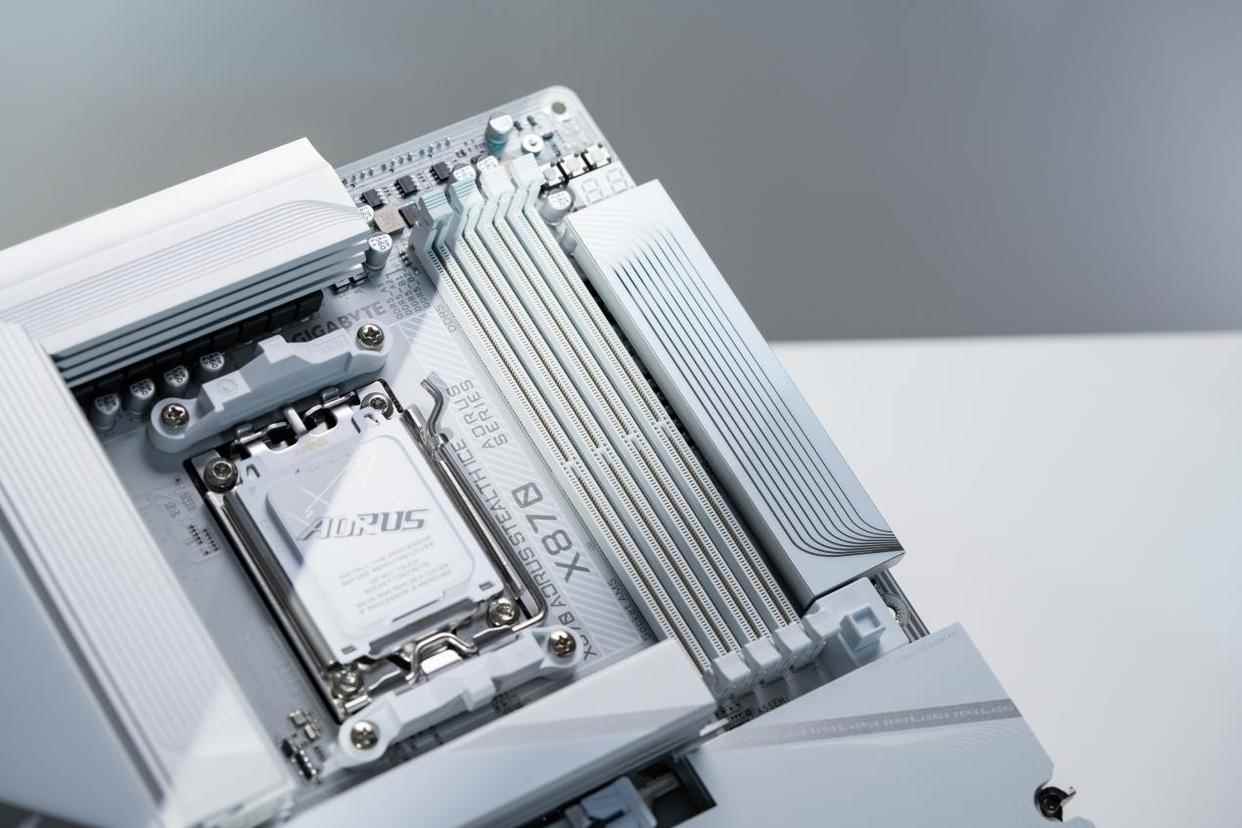 AM5首款! 技嘉X870 AORUS STEALTH ICE背插冰雕功能体验测评插图5