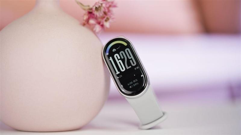 1.72英寸屏+30天续航+生态中枢! 小米手环10首发评测