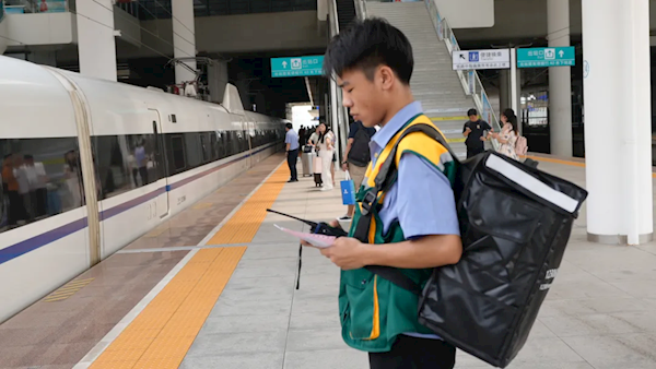全国90多个火车站能叫12306的外卖了 高铁外卖员穿这模样