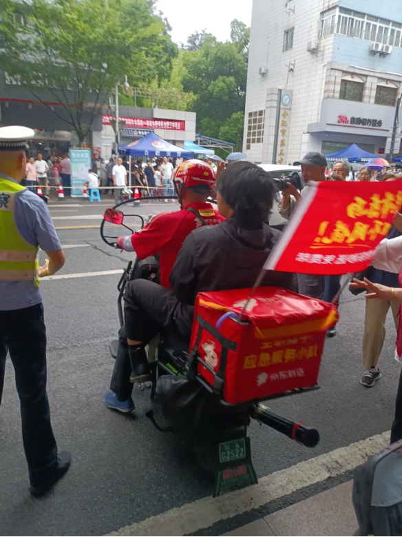 每人奖励3000元！京东外卖表彰三名助考骑手