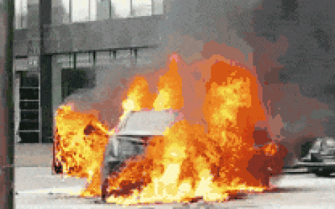 一电动车行驶中被原地弹起后起火 整车烧报废