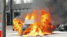 一电动车行驶中被原地弹起后起火 整车烧报废