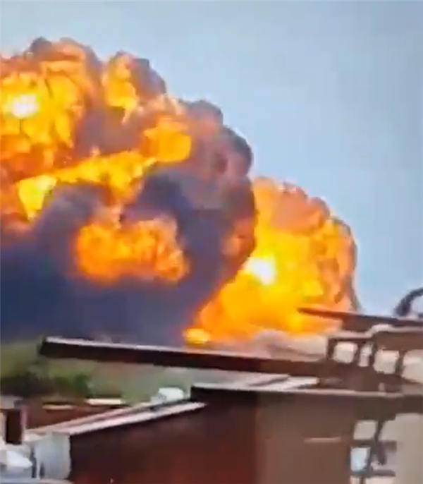 什么原因导致印度客机起飞30秒坠毁：航空专家推测三种可能