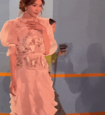 缩脖小碎步仪态引热议 林志玲发视频回应 配《姐就是女王》BGM