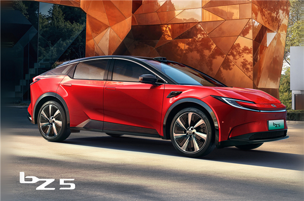 老牌合资反击！一汽丰田纯电bZ5上市：用中国智驾 12.98万起