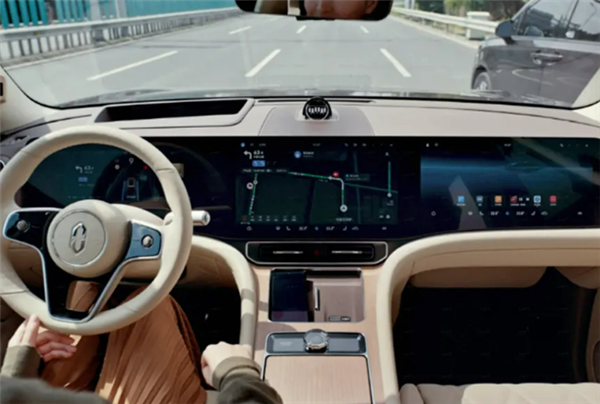 50万级销冠升级！问界M9迎OTA：智驾自动鸣笛、隔空开门