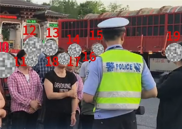 超员171%！7座面包车塞了19人：司机12分被扣光