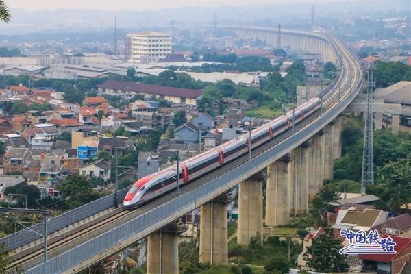 中国高铁出海第一！雅万高铁发送旅客超1000万人次 上座率最高99.64％