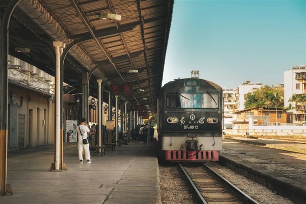 这里还有一趟时速仅25公里的“小火车”：11.6公里往返2小时