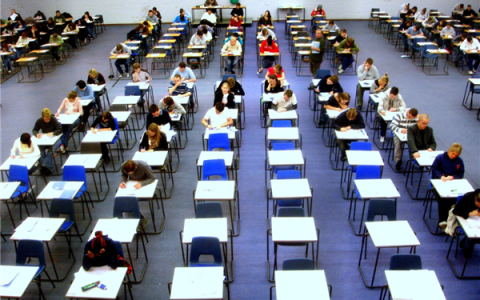 清华大学毕业后当老师3年再高考：达不到640分要请学生吃饭