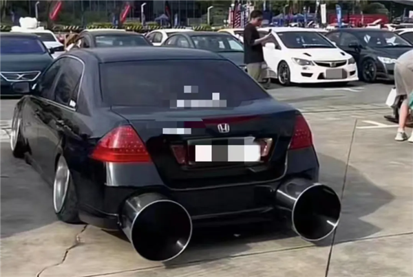 台风天爆改巨轮车上路！当事人：受到惩罚了 车已被扣