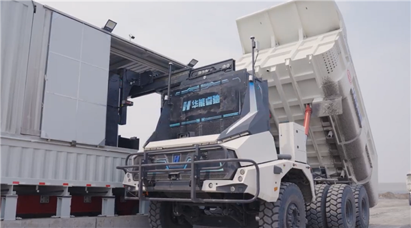 百台无人电动矿卡齐上阵！华为小姐姐详解“硬核挖矿”