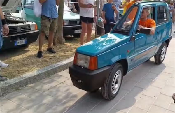 宽50厘米！意大利男子开“纸片车”出街：但凡胖一点就进不去