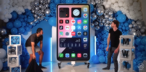 大神真敢想！用i9+6950 XT打造全球最大iPhone：手电筒比车灯还亮